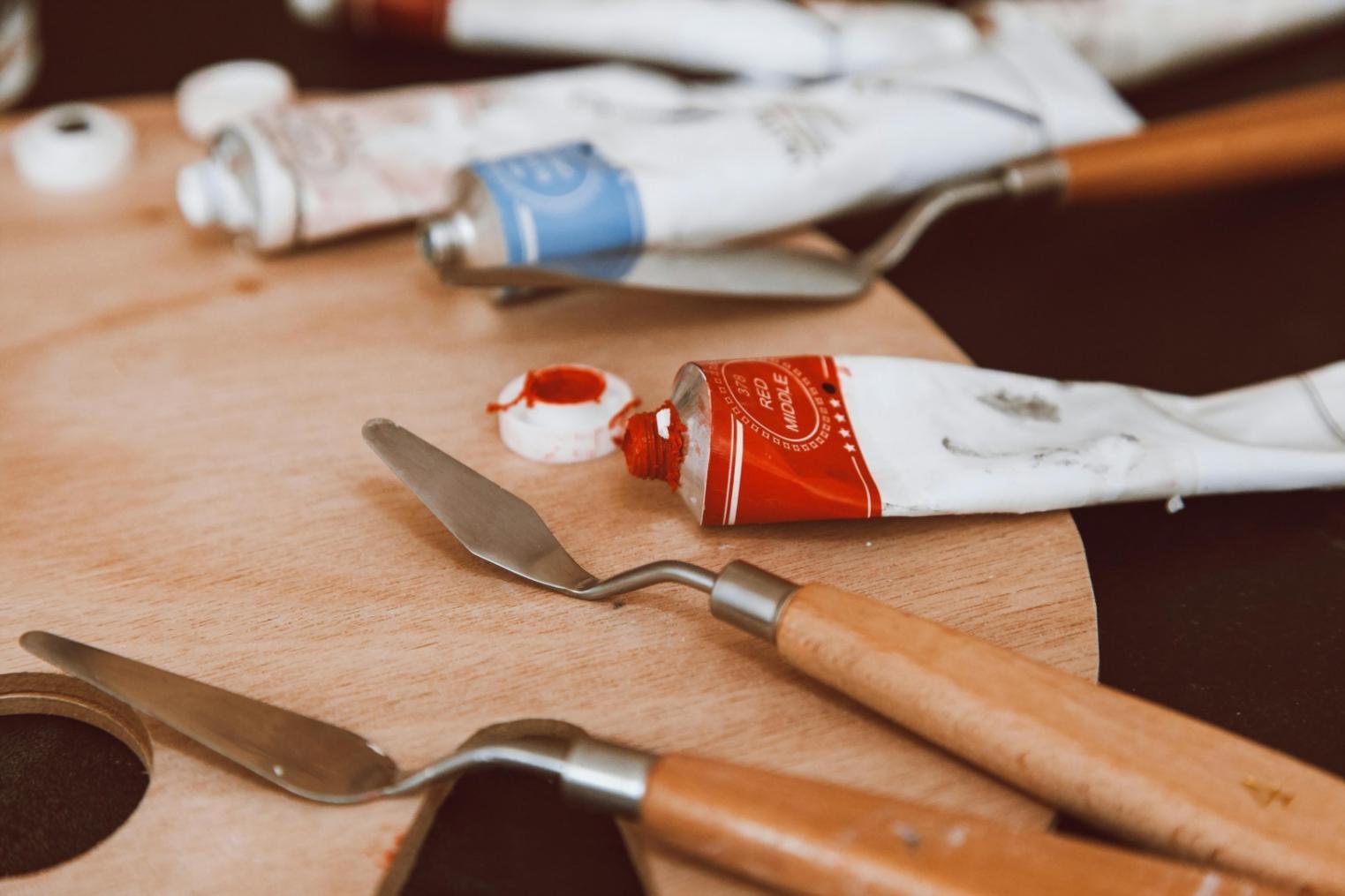 Espace de création artistique avec matériel de dessin